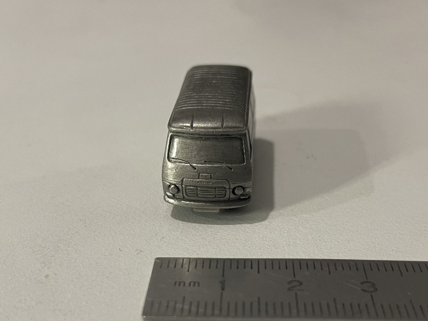 Miniature Peugeot J7 de 1965 vernie