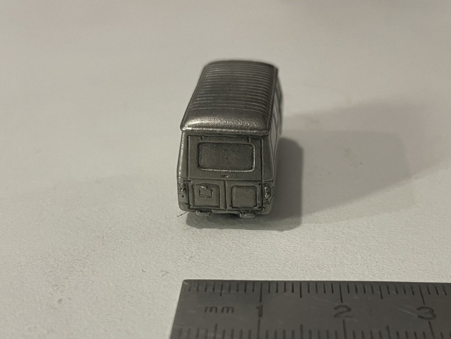 Miniature Peugeot J7 de 1965 vernie
