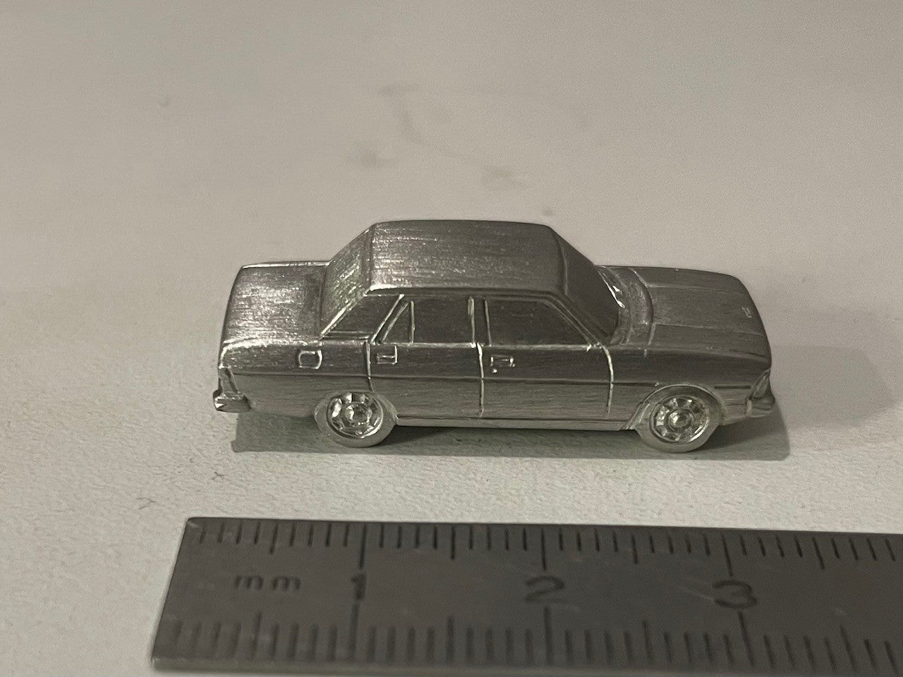 Miniature Peugeot 604 de 1979 brute